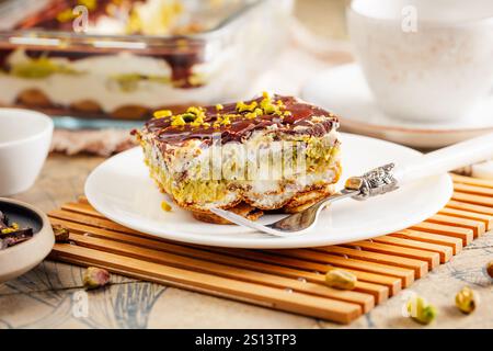 Tiramisu maison avec mousse de pistache et chocolat noir Banque D'Images