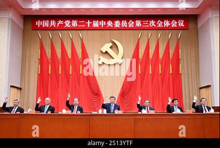 Pékin, Chine. 31 décembre 2024. XI Jinping, Li Qiang, Zhao Leji, Wang Huning, Cai Qi, Ding Xuexiang et Li Xi assistent à la troisième session plénière du 20e Comité central du Parti communiste chinois à Pékin, capitale de la Chine. La séance plénière s'est tenue du 15 au 18 juillet 2024. Crédit : XIe Huanchi/Xinhua/Alamy Live News Banque D'Images