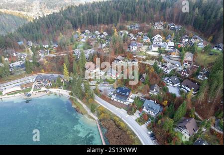 Drone vue aérienne du lac jasna avec des eaux turquoises cristallines reflétant le feuillage automnal environnant Banque D'Images