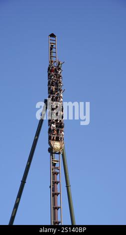 Les jeunes s’amusent avec la chute verticale sur les montagnes russes de lancement intenses “Toutatis” du fabricant “Intamin” dans le thème “Astérix” PA Banque D'Images