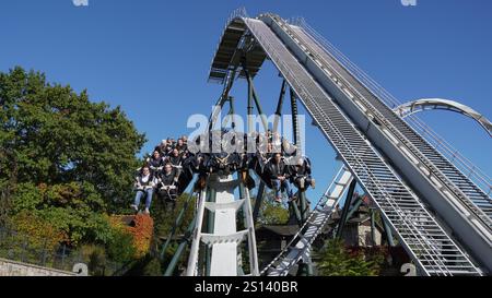 Les gens s'amusent sur la colline de temps d'antenne intense des montagnes russes 'Flug der Dämonen' du fabricant 'Bolliger&Mabillard' au 'Heide Park' eux Banque D'Images