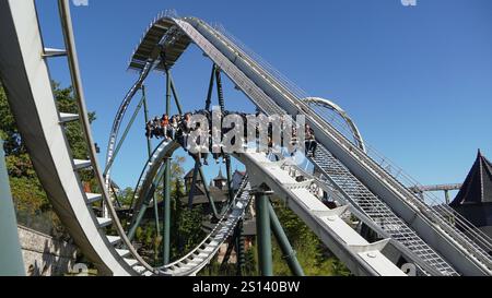 Les gens s'amusent sur la colline de temps d'antenne intense des montagnes russes 'Flug der Dämonen' du fabricant 'Bolliger&Mabillard' au 'Heide Park' eux Banque D'Images