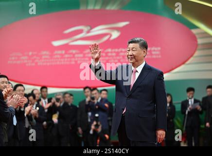 Pékin, Dec. 20. 20 décembre 2024. Le président chinois Xi Jinping, également secrétaire général du Comité central du Parti communiste chinois et président de la Commission militaire centrale, fait signe aux participants lors d'une réunion célébrant le 25e anniversaire du retour de Macao à la patrie et la cérémonie inaugurale du sixième mandat du gouvernement de la région administrative spéciale de Macao, au Dôme des Jeux de l'Asie de l'est de Macao à Macao, Chine du Sud, Dec. 20, 2024. XI a prononcé un discours lors des événements du 20 décembre 2024. Crédit : XIe Huanchi/Xinhua/Alamy Live News Banque D'Images