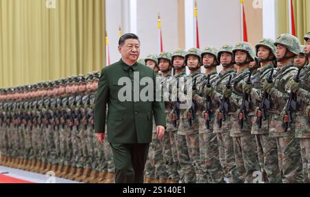 Pékin, Chine. 20 décembre 2024. Le président chinois Xi Jinping, également secrétaire général du Comité central du Parti communiste chinois et président de la Commission militaire centrale, passe en revue les troupes lors de son inspection de la garnison de l'Armée populaire de libération chinoise stationnée dans la région administrative spéciale de Macao, Chine du Sud, Déc. 20, 2024. Crédit : Li Gang/Xinhua/Alamy Live News Banque D'Images