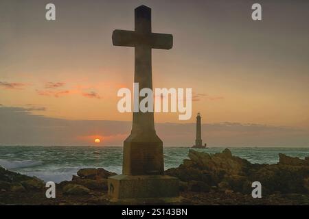 Cap de la Hague avec croix et phare Phare de la Hague au coucher du soleil, France, Normandie, Cap de la Hague Banque D'Images