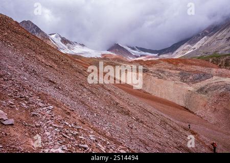 Traveller's Pass est une destination de trekking dans les montagnes des Alays au sud du Kirghizistan. Banque D'Images