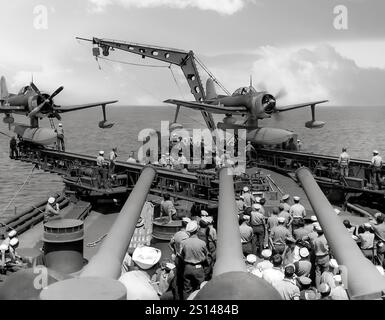 Curtiss SC Seahawks sur l'USS Los Angelas. Un hydravion scout il a été conçu pour la marine des États-Unis pendant les dernières étapes de la seconde Guerre mondiale et en temps de paix. Bien qu'il ne soit destiné qu'à asseoir le pilote, une couchette était prévue à l'arrière du fuselage pour le sauvetage ou le transfert de personnel. Les ailes étaient pliables et abritaient deux Mitrailleuses M2 Browning installées dans les ailes et sur l'aile droite, un radar à balayage de surface. Les premiers Seahawks ont été livrés en 1944 à l'USS Guam. Le Seahawk était sans doute le meilleur éclaireur d'hydravion américain de la IIe Guerre mondiale Banque D'Images