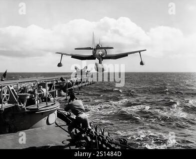 Lancement d'un Curtiss SC Seahawks. Un hydravion scout il a été conçu pour la marine des États-Unis pendant les dernières étapes de la seconde Guerre mondiale et en temps de paix. Bien qu'il ne soit destiné qu'à asseoir le pilote, une couchette était prévue à l'arrière du fuselage pour le sauvetage ou le transfert de personnel. Les ailes étaient pliables et abritaient deux Mitrailleuses M2 Browning installées dans les ailes et sur l'aile droite, un radar à balayage de surface. Les premiers Seahawks ont été livrés en 1944 à l'USS Guam. Le Seahawk était sans doute le meilleur éclaireur d'hydravion américain de la IIe Guerre mondiale Banque D'Images