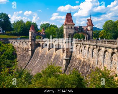 Barrage de conte de fées les Kralovstvi avec de belles tours dans la journée ensoleillée, République tchèque Banque D'Images