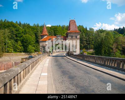 Barrage de conte de fées les Kralovstvi avec de belles tours dans la journée ensoleillée, République tchèque Banque D'Images