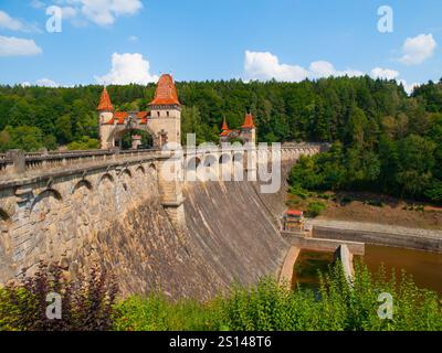 Barrage de conte de fées les Kralovstvi avec de belles tours dans la journée ensoleillée, République tchèque Banque D'Images