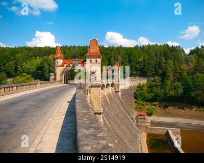 Barrage de conte de fées les Kralovstvi avec de belles tours dans la journée ensoleillée, République tchèque Banque D'Images