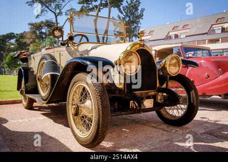 Lisbonne, Portugal - 29 septembre 2024 : rare voiture blanche vintage Diatto Tipo 20s avec calandre voûtée par jour ensoleillé. Conception de voiture unique, véhicule de qualité, voitures de course des années 1920, Diatto, Turin, Italie Banque D'Images