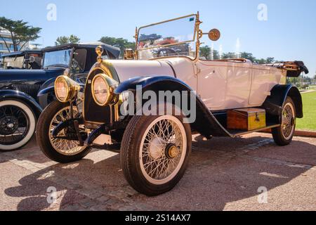 Lisbonne, Portugal - 29 septembre 2024 : rare voiture blanche vintage Diatto Tipo 20s avec calandre voûtée par jour ensoleillé. Conception de voiture unique, véhicule de qualité, voitures de course des années 1920, Diatto, Turin, Italie Banque D'Images