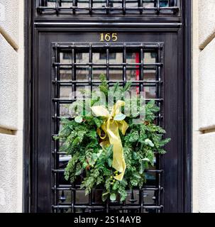 gros plan d'une porte noire décorée pour noël sur le côté est supérieur de manhattan Banque D'Images