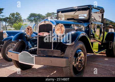 Lisbonne, Portugal - Sep 29, 2024 : vintage rare dépanneuse Reboque Citroen C6 fabriqué en 1931 par Citroen, France, un jour ensoleillé en milieu urbain. Banque D'Images