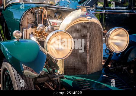 Lisbonne, Portugal - 29 septembre 2024 : partie frontale de vintage Bentley 4 places Sports Taylor en focus sélectif. Vieux gros phares, calandre de radiateur et capot ouvert présentant le moteur vintage, ses composants, carburateurs et surfaces polies. Banque D'Images