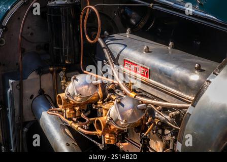 Lisbonne, Portugal - 29 septembre 2024 : vue rapprochée du moteur vintage Bentley 4 places Sports Taylor en focus sélectif. mettant en valeur des composants de moteur old-school et un savoir-faire raffiné avec carburateurs et surfaces polies, ingénierie automobile classique Banque D'Images