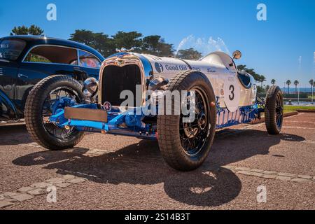 Lisbonne, Portugal - 29 septembre 2024 : voiture personnalisée unique Felcom, Portugal, années 1930, par jour ensoleillé. Construit en 1933, à partir de pièces de Ford A et Turcat-Mery comme voiture de course capable d'atteindre la grande vitesse sur piste. Ère de l'ingénierie automobile personnalisée. Banque D'Images