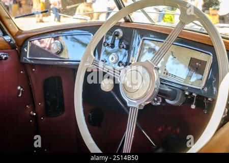 Lisbonne, Portugal - 29 septembre 2024 : Détails intérieurs de la voiture Lancia Aprilia Aerodinamica par jour ensoleillé. Voiture de sport de Lancia Aprilia, Italie, sous le design de Viotti. Finition luxueuse du tableau de bord et du volant, cuir et bois, commutateurs et commandes chromés Banque D'Images