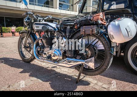 Lisbonne, Portugal - 29 septembre 2024 : vue de l'emblématique moto Norton 18 par Norton Motors Ltd, Aston, Birmingham, garée sur une route pavée près du parc. Fiable et très populaire longue course unique de conception traditionnelle. Banque D'Images