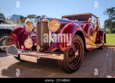 Lisbonne, Portugal - 29 septembre 2024 : Lagonda LG45 rouge vintage par jour ensoleillé. Voiture de sport de luxe des années 1930, version coupé drophead 2 portes, Lagonda, Royaume-Uni Banque D'Images