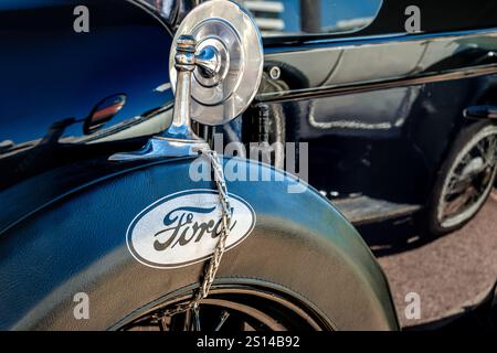 Lisbonne, Portugal - Sep 29, 2024 : vue rapprochée de Ford modèle T noir, connu sous le nom de Tin Lizzie, roue de secours par jour ensoleillé. Pneu de secours et roue dans un étui en cuir avec logo Ford imprimé et miroir arrière métallique, voiture économique, années 1920, , Ford Motor Company, ÉTATS-UNIS Banque D'Images