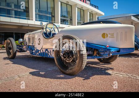 Lisbonne, Portugal - Sep 29, 2024 : vue arrière de la voiture personnalisée unique Felcom, Portugal, années 1930, par jour ensoleillé. Construit en 1933, à partir de pièces de Ford A et Turcat-Mery comme voiture de course avec l'extrémité arrière de la carrosserie comme queue de bateau. Ère de l'ingénierie automobile personnalisée. Banque D'Images