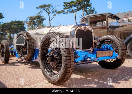 Lisbonne, Portugal - 29 septembre 2024 : voiture personnalisée unique Felcom, Portugal, années 1930, par jour ensoleillé. Construit en 1933, à partir de pièces de Ford A et Turcat-Mery comme voiture de course capable d'atteindre la grande vitesse sur piste. Ère de l'ingénierie automobile personnalisée. Banque D'Images