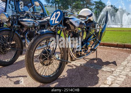 Lisbonne, Portugal - 29 septembre 2024 : vue de l'emblématique moto Norton ES2 par Norton Motors Ltd, Aston, Birmingham, garée sur une route pavée près du parc. Fiable et très populaire longue course unique de conception traditionnelle. Banque D'Images