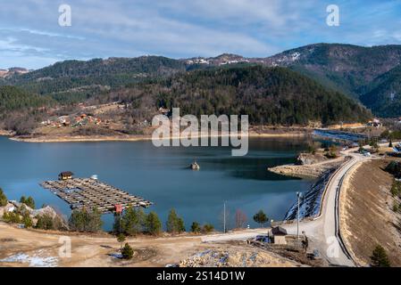 Vue imprenable sur le lac Zaovine sur la montagne Tara en Serbie. Banque D'Images