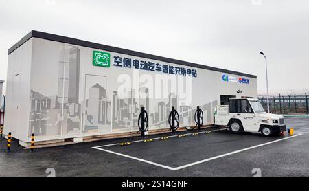 (241231) -- CHONGQING, Dec. 31, 2024 (Xinhua) -- cette photo de fichier non datée montre l'échange de batterie intelligente et la station de charge pour les véhicules électriques sur le côté piste de l'aéroport international Jiangbei de Chongqing dans le sud-ouest de la Chine Chongqing. POUR ALLER DE L'avant AVEC « veille économique : la transformation verte décolle dans l'industrie chinoise de l'aviation civile » (Chongqing Airport Group/document via Xinhua) Banque D'Images