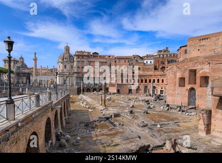 Vue urbaine de Rome en Italie : les forums impériaux avec le marché de Trajan et le Forum d'Auguste. Banque D'Images