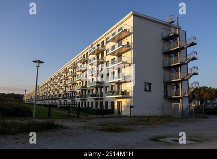 Nazi-Seebad ist heute Betongold Blick auf die sanierten Bloecke des ehemaligen Nazi-Seebades Prora Landkreis Vorpommern-Ruegen. DAS unvollendete KDF-Bad auf der Insel Ruegen wurde waehend der DDR-Zeit fertiggestellt und als riesige 4,5 km lange Kaserne durch das russische Militaer und die Volksarmee genutzt. Jetzt sind fast alle Bloecke an Investoren gekauft, zu Ferienwohnungen umgebaut und schon gewinnbringend weiter verkauft. Prora Mecklenburg-Vorpommern Deutschland *** la station balnéaire nazie est dorée en béton vue sur les blocs rénovés de l'ancienne station balnéaire nazie Prora Vorpom Banque D'Images