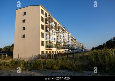 Nazi-Seebad ist heute Betongold Blick auf die sanierten Bloecke des ehemaligen Nazi-Seebades Prora Landkreis Vorpommern-Ruegen. DAS unvollendete KDF-Bad auf der Insel Ruegen wurde waehend der DDR-Zeit fertiggestellt und als riesige 4,5 km lange Kaserne durch das russische Militaer und die Volksarmee genutzt. Jetzt sind fast alle Bloecke an Investoren gekauft, zu Ferienwohnungen umgebaut und schon gewinnbringend weiter verkauft. Prora Mecklenburg-Vorpommern Deutschland *** la station balnéaire nazie est dorée en béton vue sur les blocs rénovés de l'ancienne station balnéaire nazie Prora Vorpom Banque D'Images