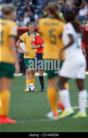 WINNIPEG, CANADA - 12 JUIN : Emily Van Egmond, de l'Australie, attend une occasion de coup franc lors d'un match du Groupe d de la Coupe du monde féminine de la FIFA contre le Nigeria le 12 juin 2015 au Winnipeg Stadium à Winnipeg, Canada. Usage éditorial exclusif. Utilisation commerciale interdite. (Photographie de Jonathan Paul Larsen / Diadem images) Banque D'Images