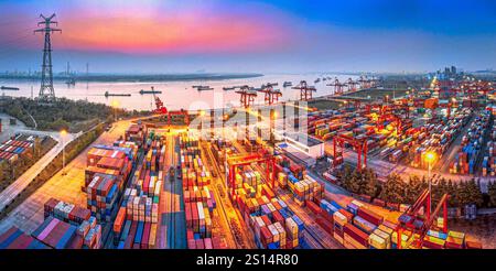 Pékin, Chine. 20 décembre 2024. Une photo de drone aérien prise le 20 décembre 2024 montre une vue du port de Yangluo à Wuhan, province du Hubei en Chine centrale. Crédit : Xiao Yijiu/Xinhua/Alamy Live News Banque D'Images