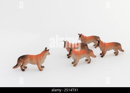 Pack de figurines de jouet miniatures de loups sur fond blanc Banque D'Images