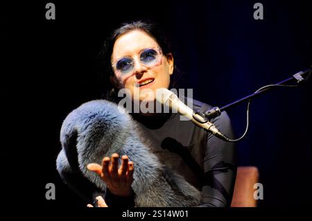 Die Schweizer Jazz-Sängerin Erika Stucky im Essener Grillo-Theater. Erika Stucky, chanteuse suisse de jazz à Essen. Essen NRW DEUDEGERMANYDEUTSCHLANDALLEMAGNE Banque D'Images