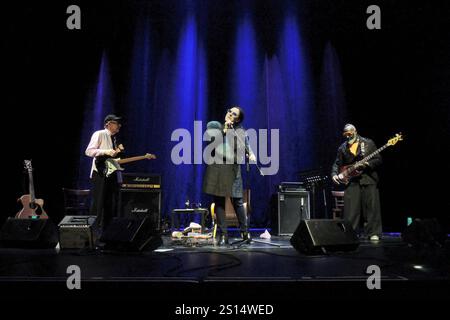 Die Schweizer Jazz-Sängerin Erika Stucky und ihr Trio Spacecake mit Christy Doran g. und Jamaaladeen Tacuma b. im Essener Grillo-Theater. La chanteuse suisse de jazz Erika Stucky et son trio Spacecake avec Christy Doran g. et Jamaaladeen Tacuma b. à Essen. Essen NRW DEUDEGERMANYDEUTSCHLANDALLEMAGNE Banque D'Images