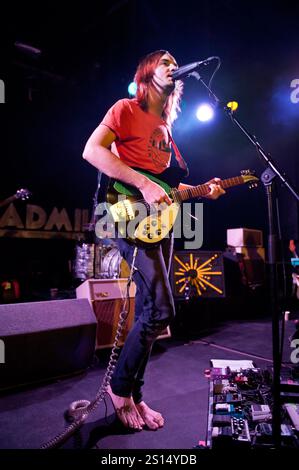 Le groupe indie rock australien, TAME Impala, en concert au Sheffield Leadmill, Royaume-Uni, le 2 novembre 2012. Chanteur et guitariste (en rouge) Kevin Parker. Banque D'Images