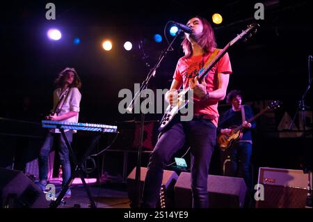 Le groupe indie rock australien, TAME Impala, en concert au Sheffield Leadmill, Royaume-Uni, le 2 novembre 2012. Chanteur et guitariste (en rouge) Kevin Parker. Banque D'Images