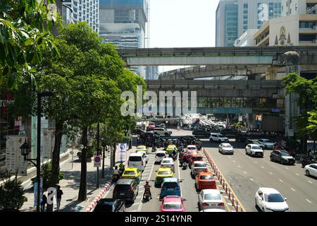 Bangkok, Thaïlande, 20 novembre 2024 : trafic dense dans l'une des zones les plus fréquentées de Bangkok Banque D'Images