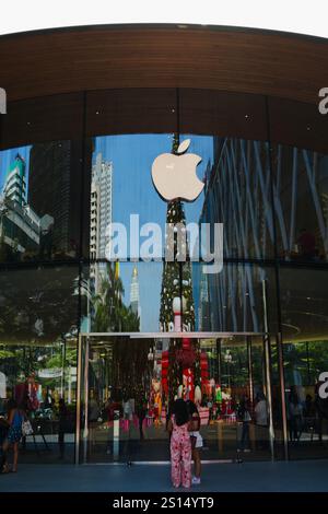 Bangkok, Thaïlande, 20 novembre 2024 : Apple Inc Logo icône Neon Sign dans l'Apple Store Central World Branch. Banque D'Images