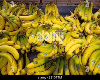 Toronto, on, Canada - 29 novembre 2024 : vue au rayon des produits du supermarché Walmart. Banque D'Images