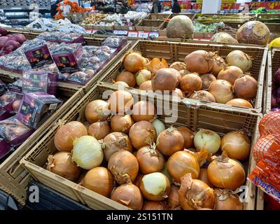 Toronto, on, Canada - 29 novembre 2024 : vue au rayon des produits du supermarché Walmart. Banque D'Images