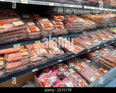 Toronto, on, Canada - 29 novembre 2024 : vue au rayon des produits du supermarché Walmart. Banque D'Images