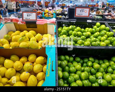 Toronto, on, Canada - 29 novembre 2024 : vue au rayon des produits du supermarché Walmart. Banque D'Images