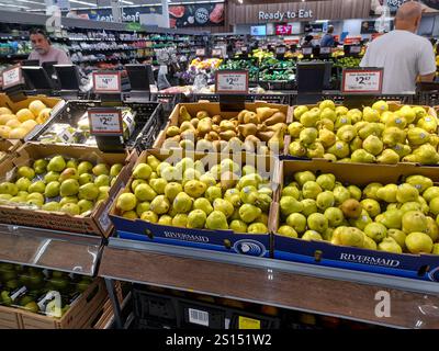 Toronto, on, Canada - 29 novembre 2024 : vue au rayon des produits du supermarché Walmart. Banque D'Images