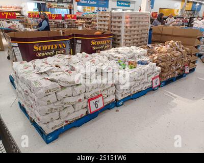 Toronto, on, Canada - 29 novembre 2024 : vue au rayon des produits du supermarché Walmart. Banque D'Images